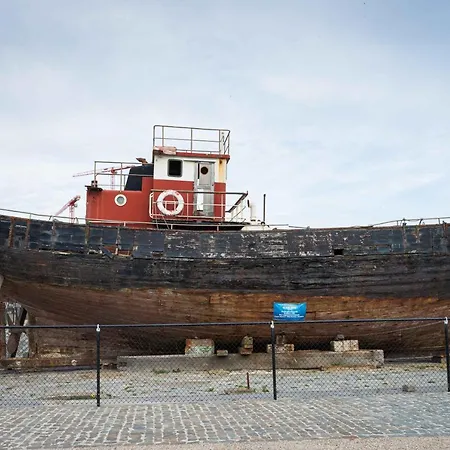 Port Side Incl Parking Apartment *